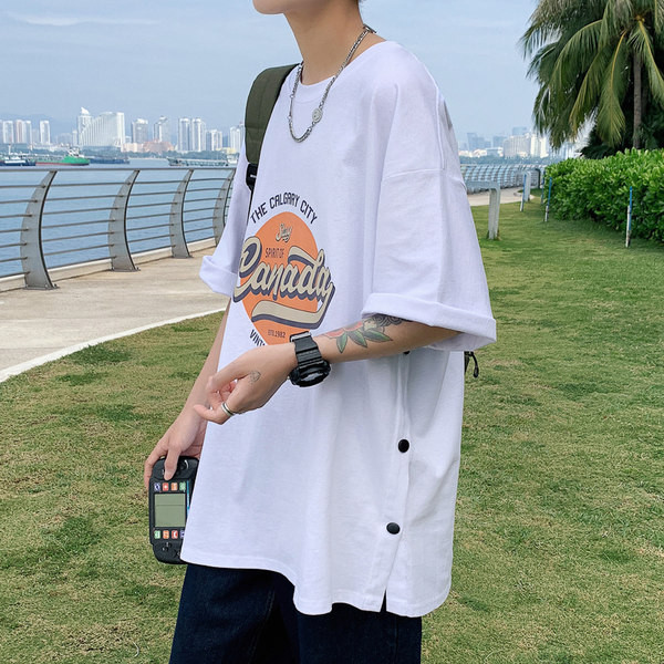 Proljetno-ljetna majica s gumbima i aplikacijama u boji