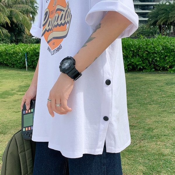 Proljetno-ljetna majica s gumbima i aplikacijama u boji