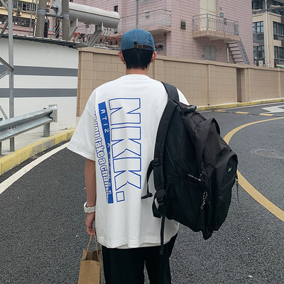 Ανδρικό φαρδύ μπλουζάκι με έγχρωμη επιγραφή