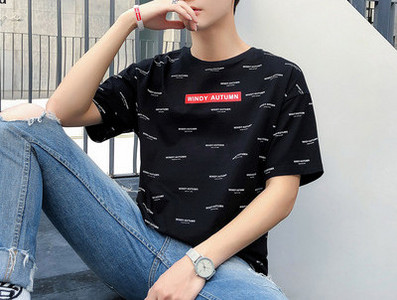 Tricou modern pentru bărbați cu inscripții în mai multe culori