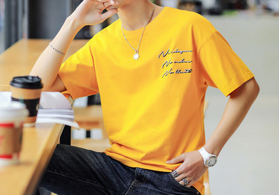 Tricou modern pentru bărbați cu inscripții în mai multe culori