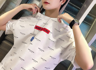 Tricou modern pentru bărbați cu inscripții în mai multe culori