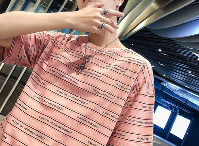 Tricou modern pentru bărbați cu inscripții în mai multe culori