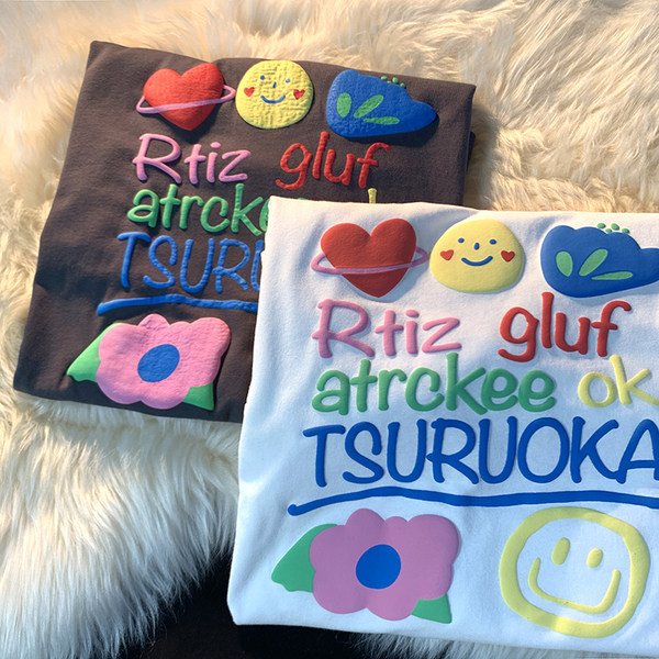 Ανδρικό μπλουζάκι με χρωματιστές επιγραφές - φαρδύ μοντέλο