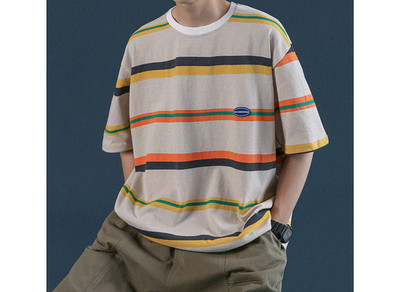 Tricou bărbătesc în dungi cu decolteu oval