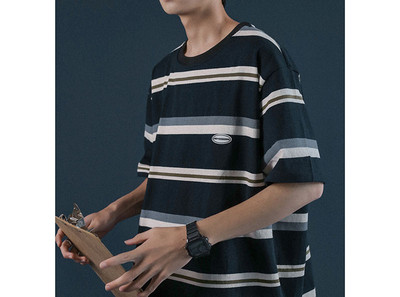 Tricou bărbătesc în dungi cu decolteu oval