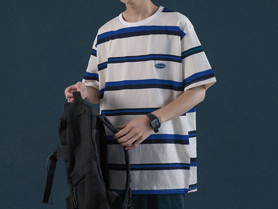 Tricou bărbătesc în dungi cu decolteu oval