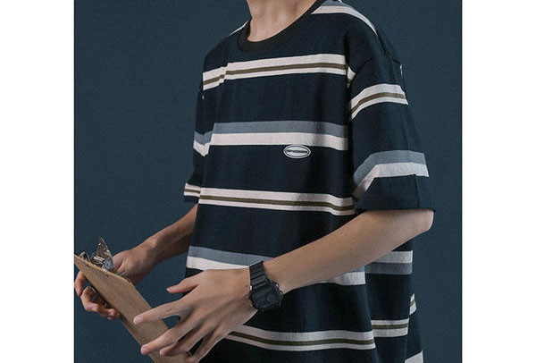 Tricou bărbătesc în dungi cu decolteu oval