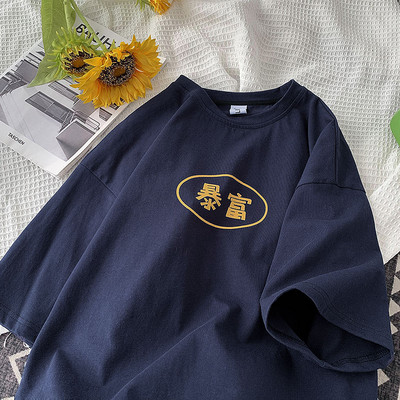 Tricou barbatesc model larg cu decolteu oval si imprimeu