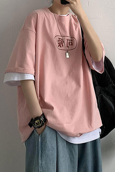 Tricou barbatesc model larg cu decolteu oval si imprimeu