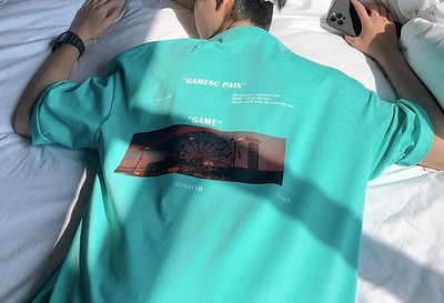 Tricou zilnic cu inscripții și aplicații