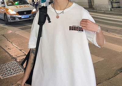 Tricou zilnic cu inscripții și aplicații