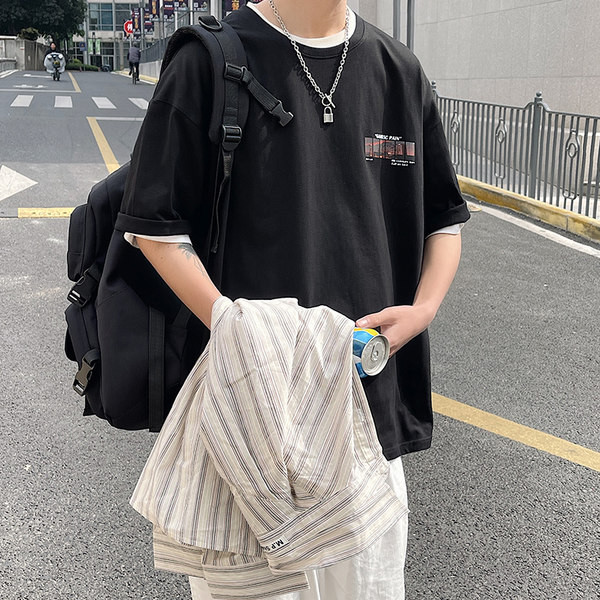 Tricou zilnic cu inscripții și aplicații