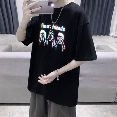 Bluză bărbătească cu decolteu rotund și aplicație colorată