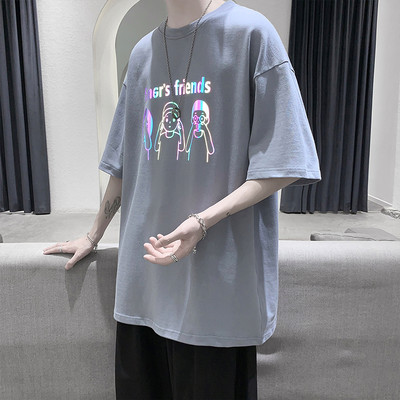 Bluză bărbătească cu decolteu rotund și aplicație colorată