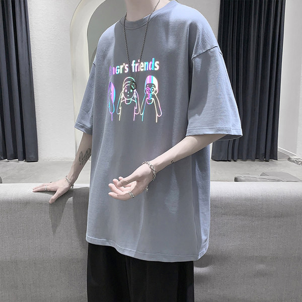 Bluză bărbătească cu decolteu rotund și aplicație colorată