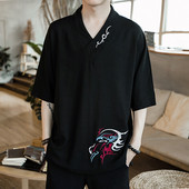 Bluză bărbătească cu broderie și decolteu spitz