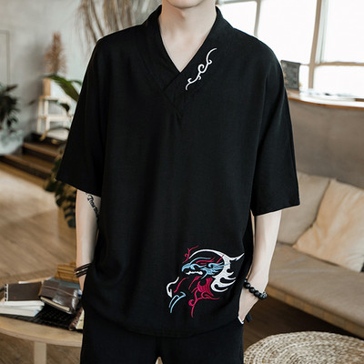 Bluză bărbătească cu broderie și decolteu spitz