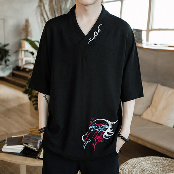 Bluză bărbătească cu broderie și decolteu spitz