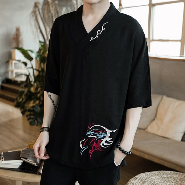 Bluză bărbătească cu broderie și decolteu spitz