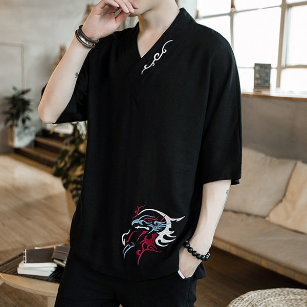 Bluză bărbătească cu broderie și decolteu spitz