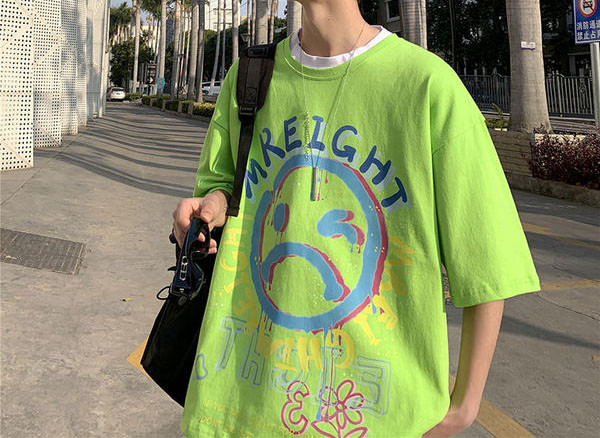 Široki model muške majice s aplikacijom i 3/4 rukavima