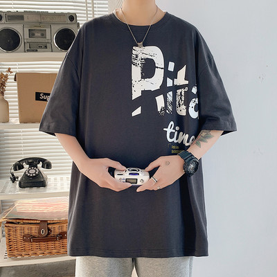 Tricou barbatesc cu decolteu rotund si imprimeu - model larg