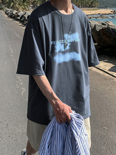 Tricou lat de vară cu o inscripție