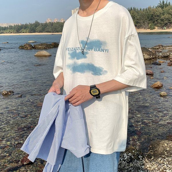 Tricou lat de vară cu o inscripție