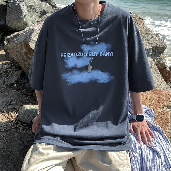 Tricou lat de vară cu o inscripție