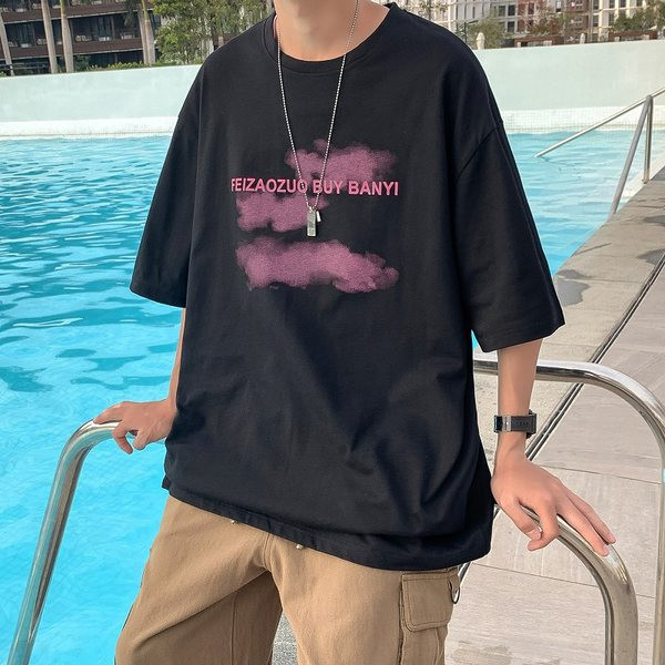 Tricou lat de vară cu o inscripție