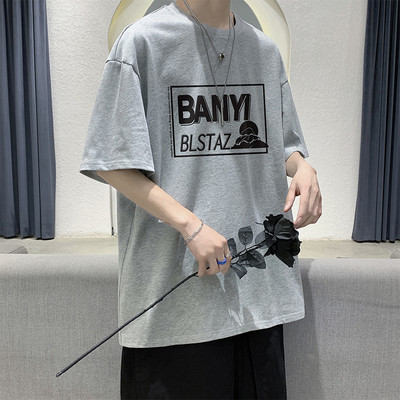 Plataus modelio vyriški laisvalaikio marškinėliai su aplikacijomis