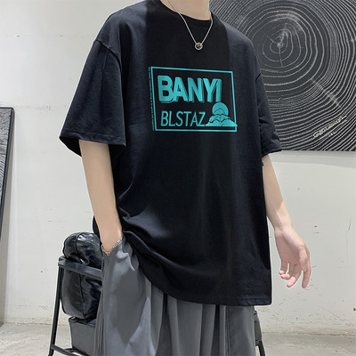 Plataus modelio vyriški laisvalaikio marškinėliai su aplikacijomis