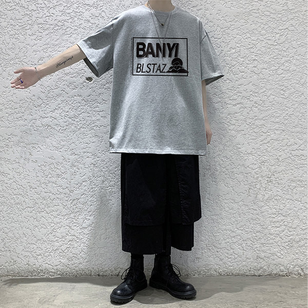 Plataus modelio vyriški laisvalaikio marškinėliai su aplikacijomis