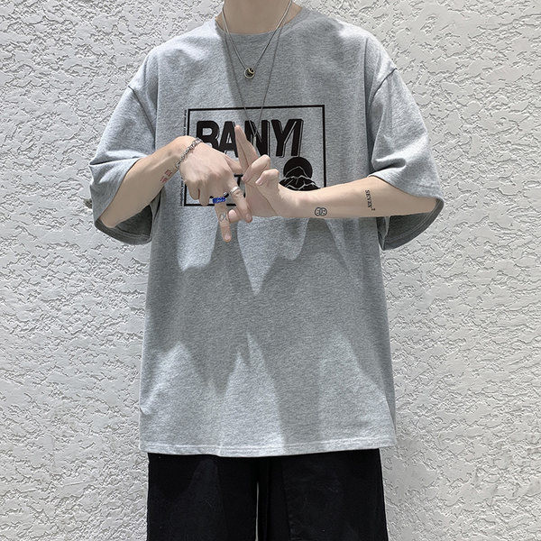 Plataus modelio vyriški laisvalaikio marškinėliai su aplikacijomis