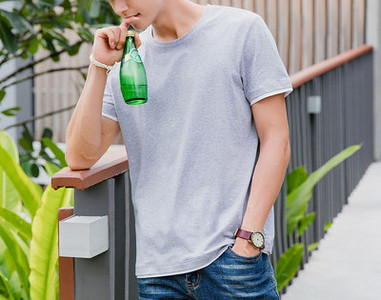 Ανδρικό μπλουζάκι με οβάλ λαιμόκοψη και κοντά μανίκια - κλασικό μοντέλο