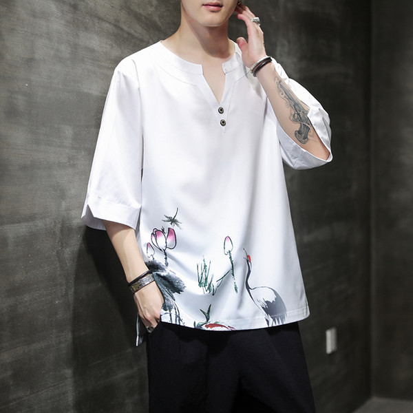 Bluză bărbătească cu aplicație și decolteu spitz