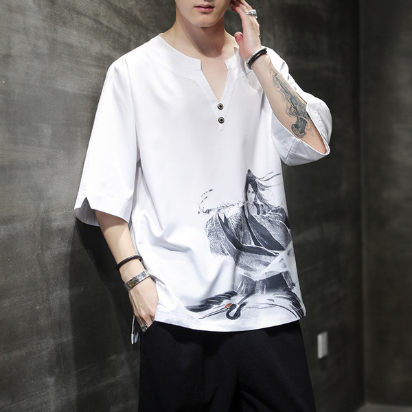 Bluză bărbătească cu aplicație și decolteu spitz