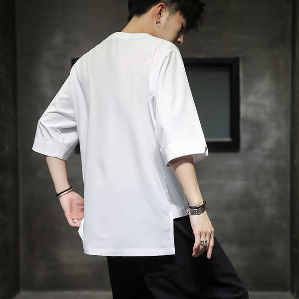 Bluză bărbătească cu aplicație și decolteu spitz