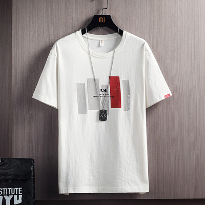 Tricou pentru bărbați cu decolteu rotund și aplicație colorată