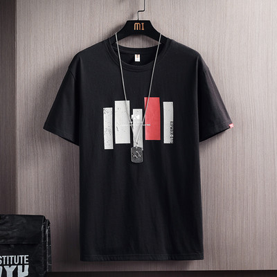 Tricou pentru bărbați cu decolteu rotund și aplicație colorată