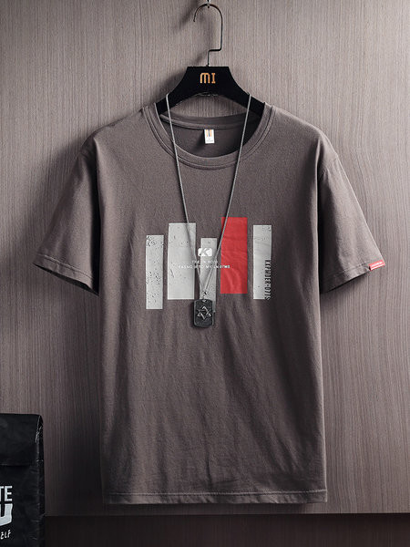 Tricou pentru bărbați cu decolteu rotund și aplicație colorată