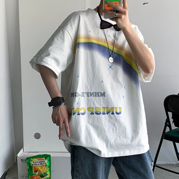 Tricou larg pentru bărbați cu model colorat și mâneci scurte