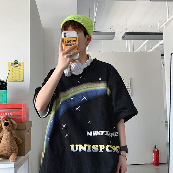 Tricou larg pentru bărbați cu model colorat și mâneci scurte