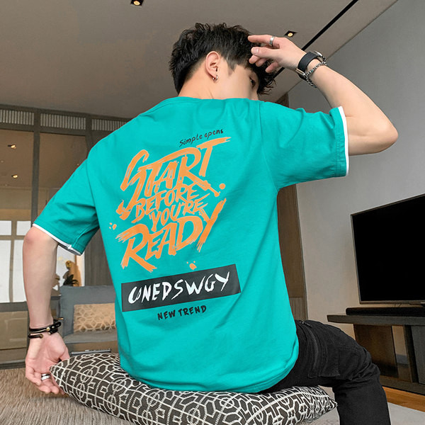 Tricou larg pentru bărbați cu inscripție și decolteu în formă de O