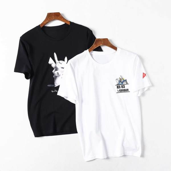 Tricou de vară pentru bărbați cu o aplicație potrivită pentru utilizarea de zi cu zi