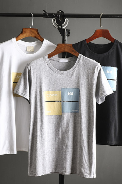 Ležerna muška majica s aplikacijom i kratkim rukavima