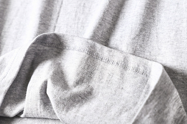 Ležerna muška majica s aplikacijom i kratkim rukavima