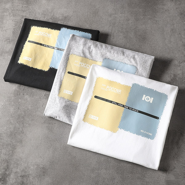 Ležerna muška majica s aplikacijom i kratkim rukavima