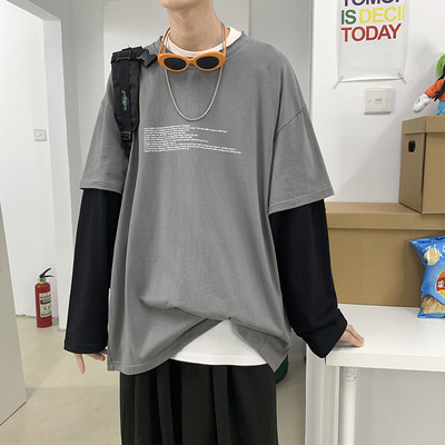 Bluză bărbătească cu decolteu oval și inscripții în mai multe culori